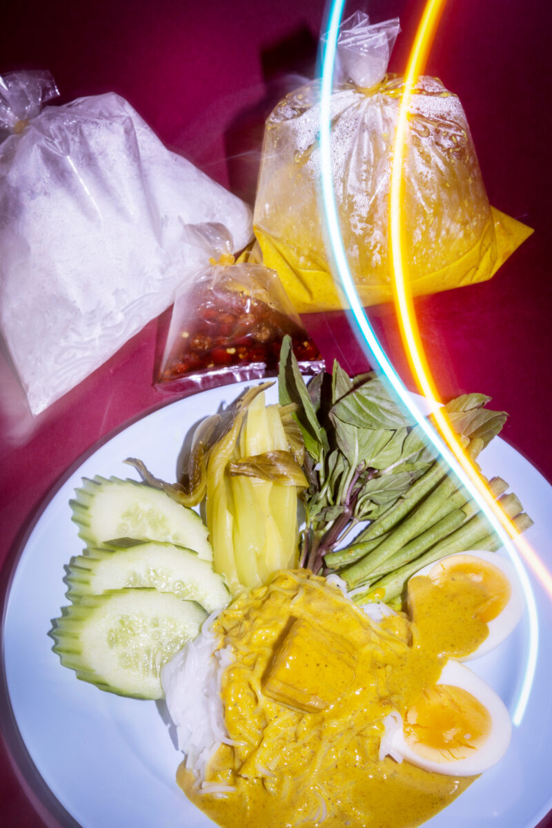 555thai tasting food domi salate